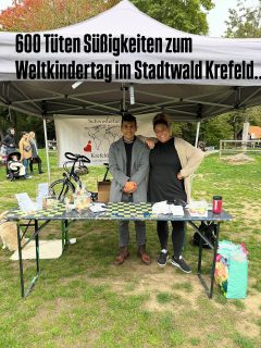 Zum Weltkindertag haben wir 600 Kindern Süßigkeiten geschenkt.
Beim Kinder- und Familienfest im Stadtwald Krefeld gab es viele strahlende Kinderaugen.☺️ #kinderandiemacht #weltkindertag #schwesterherzen #schwesterherzenkrefeldhilft