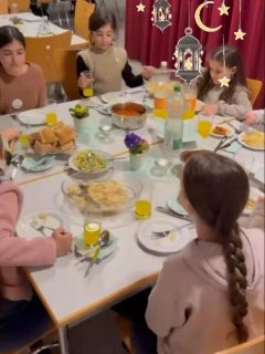 Interkulturelles / Interreligiöses Essen- gemeinsames Fastenbrechen mit muslimischen, katholischen, evangelischen und anderen Herzensmenschen.
Respekt, Verständnis und Freundschaft von allen für alle.
Was für ein schönes Symbol von einem bunten Miteinander, wenn die evangelisch-katholische Gemeinschaft sich beim muslimischen Fastenbrechen während der christlichen Fastenzeit mit einem Geschenkkorb voller türkischer Leckereien bedankt. 🫶🏼❤️☺️#miteinander
